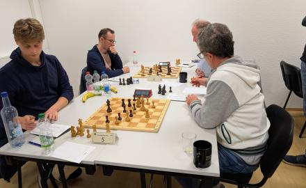 Jan (vorne) nd Markus (hinten) spielen gegen die Mülheimer Großmeister