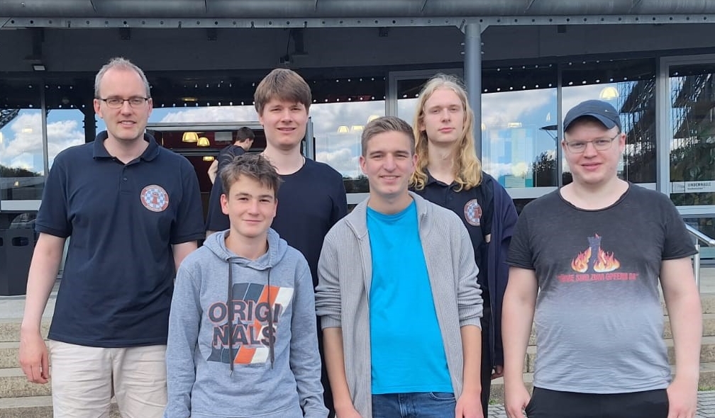 Die Kaderspieler im gemeinsamen Foto vor der Lindenhalle