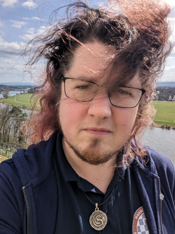 Torben wehen die Haare ins Gesicht