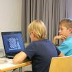 Zwei Kinder am Laptop mit Schachprogramm