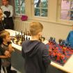 Kinder mit interessanten Schachbrettern
