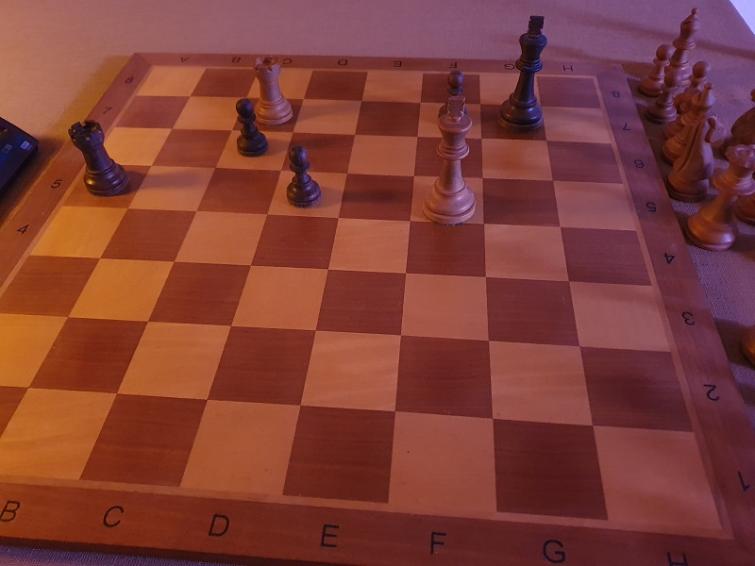 Ein Schachbrett mit der Endspielstellung