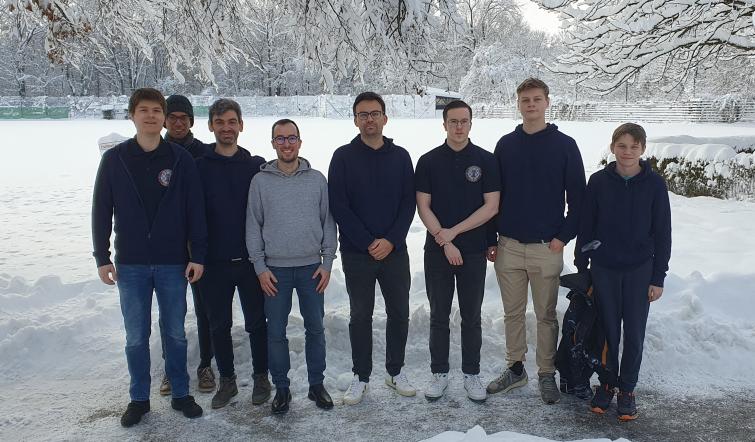 Die Mannschaft draußen im Schnee