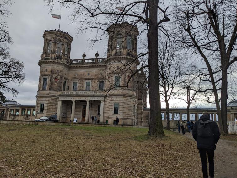 Schachspieler auf dem Weg zu einem Schloss