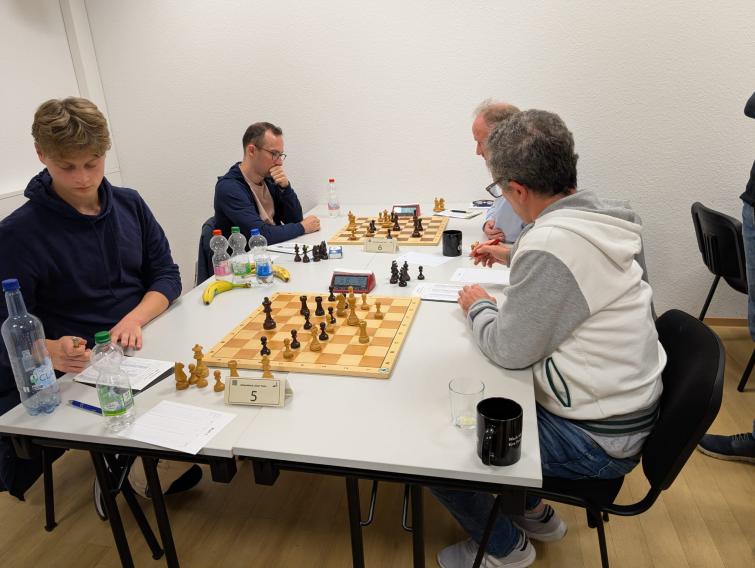 Jan (vorne) nd Markus (hinten) spielen gegen die Mülheimer Großmeister
