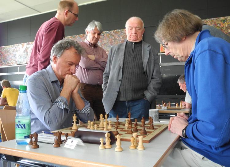 Manfred Heilemann kiebitzt, vorne spielen die Schafreunde Kölle (links) und Prof. Kraft (rechts)