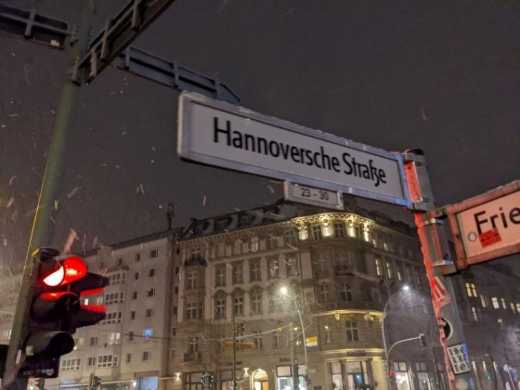 Ein Straßenschild "Hannoversche Straße"