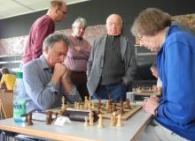 Manfred Heilemann kiebitzt bei einer Schachpartie