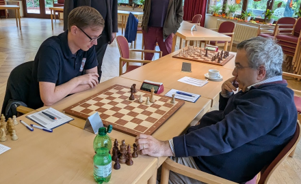 Tobias Vöge spielt gegen IM Klenburg in einem Turmendspiel