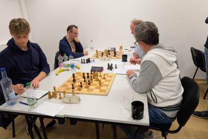 Jan (vorne) nd Markus (hinten) spielen gegen die Mülheimer Großmeister